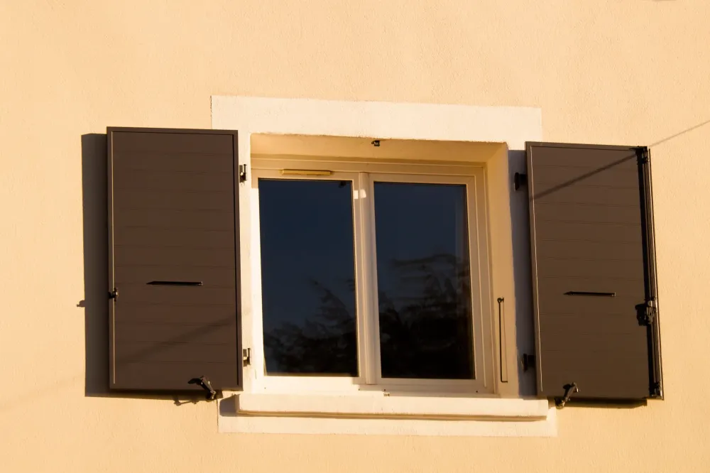 Volets battants en aluminium : sublimez votre façade avec Solar Habitat